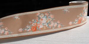 BORDURE ADHÉSIVE AVEC DES ROSES SUR UN FOND EFFET GAUFRÉ MARRON - immagine 3