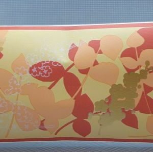 BORDURE ADHÉSIVE AVEC FEUILLES COLORÉES