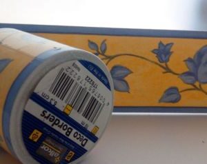 BORDURE ADHÉSIVE AVEC FEUILLE BLEUE