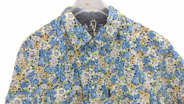 CHEMISE BLANCHE À FLEURS BLEUES MANCHES COURTES TAILLE M BY HEROD - immagine 3