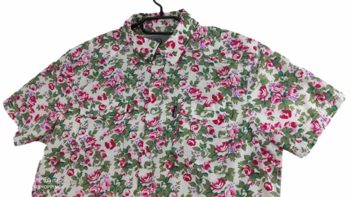 CHEMISE BLANCHE À FLEURS ROUGES À MANCHES COURTES TAILLE S PAR HEROD - immagine 2