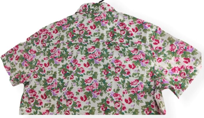 CHEMISE BLANCHE À FLEURS ROUGES À MANCHES COURTES TAILLE S PAR HEROD - immagine 3