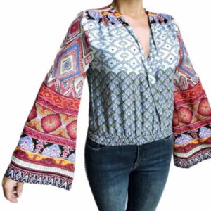 Camicetta a maniche a campana con scollo a V e stampa floreale boho.