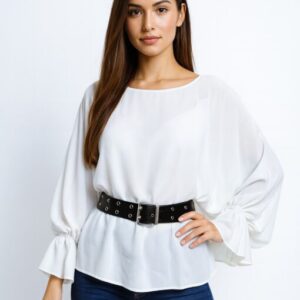 camicia bianca ampia con maniche a campana e una cintura nera