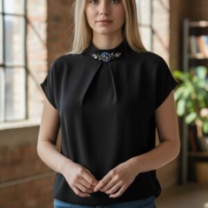 Blusa nera con un ornamento gioiello sul colletto By JAIME