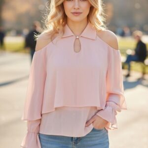 blusa a strati di chiffon rosa chiaro con spalle scoperte e maniche ampie e svasate
