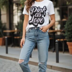 abito camicia o maxi maglietta bianca con la scritta "Pink as Love"