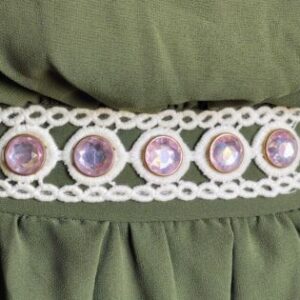 abito midi verde asimmetrico stile halter con un cinturino in vita