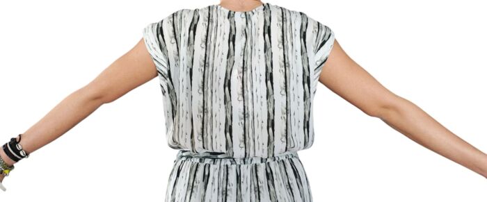 abito chemisier (o vestito a camicia) con una fantasia a righe verticali bianche e nere e una cintura annodabile in vita - immagine 6
