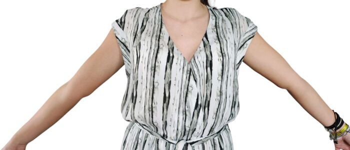 abito chemisier (o vestito a camicia) con una fantasia a righe verticali bianche e nere e una cintura annodabile in vita - immagine 5