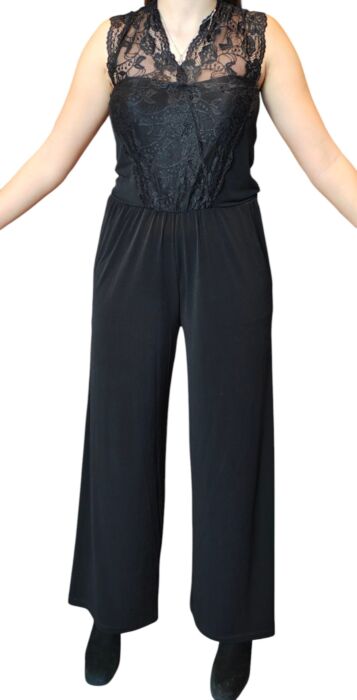 tuta intera (jumpsuit) nera elegante con un corpetto in pizzo senza maniche e pantaloni a gamba larga - immagine 3