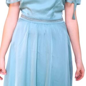 abito corto color azzurro/verde acqua, con spalle scoperte e una cintura decorativa in vita