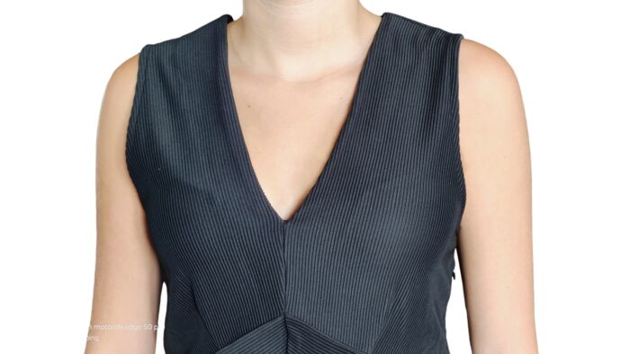 tubino senza maniche nero o grigio scuro con una distintiva texture a costine e uno scollo a V by originale marines - immagine 3