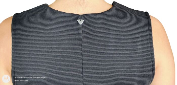 tubino senza maniche nero o grigio scuro con una distintiva texture a costine e uno scollo a V by originale marines - immagine 4