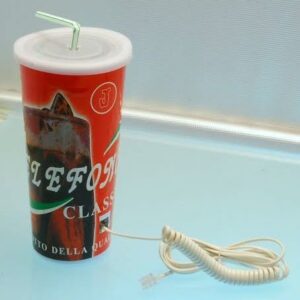 Telefono a forma bicchiere con cannuccia bibita cola